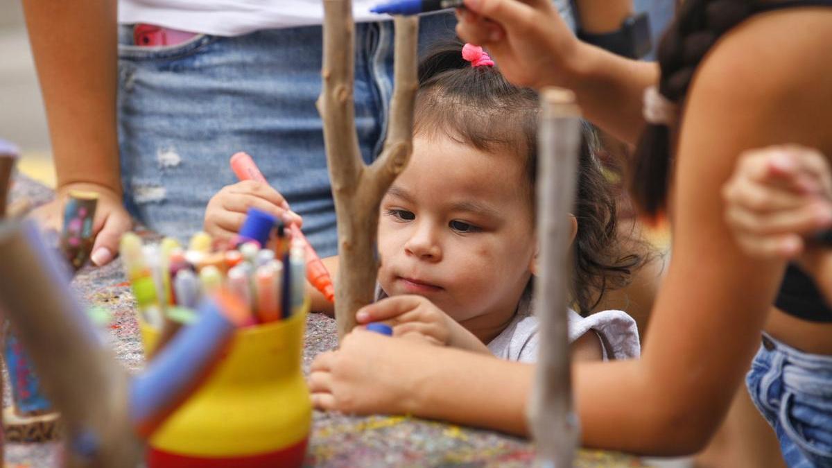 El público infantil disfruta de las actividades de concienciación sobre sostenibilidad en Vila-real.