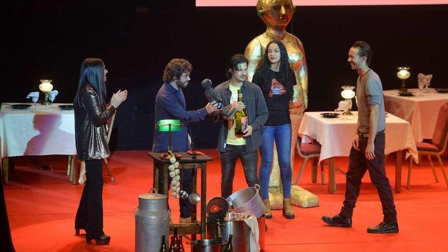 Iago Fernández recibe o seu premio na gala celebrada o mércores no Pazo da Cultura. // Gustavo Santos