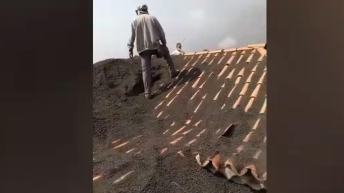 Casas bajo las cenizas del volcán de La Palmas