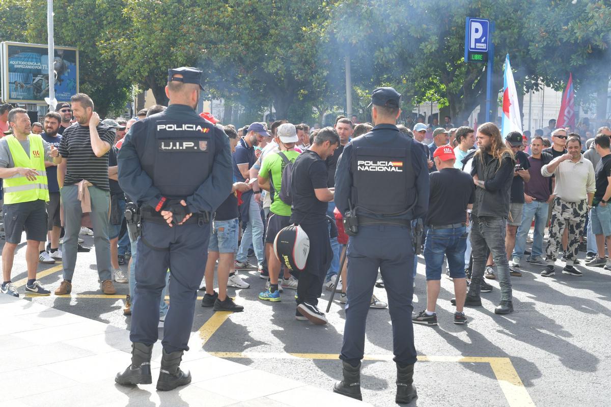 Los manifestantes se han concentrado ante un acto en el que participaba el presidente de la Xunta para demandar "un convenio digno".