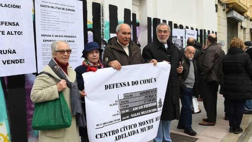 Concentración de Defensa do Común y los vecinos de Monte Alto, ayer, en Adelaida Muro.