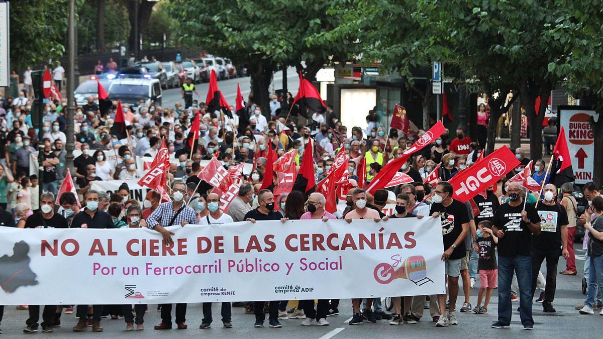 Medio millar de personas marcharon en Murcia contra el cierre del Cercanías