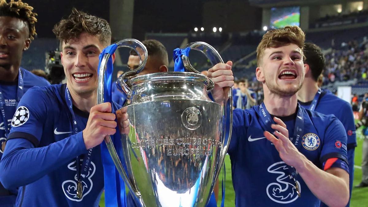 Havertz y Werner, con el trofeo de la Champions League