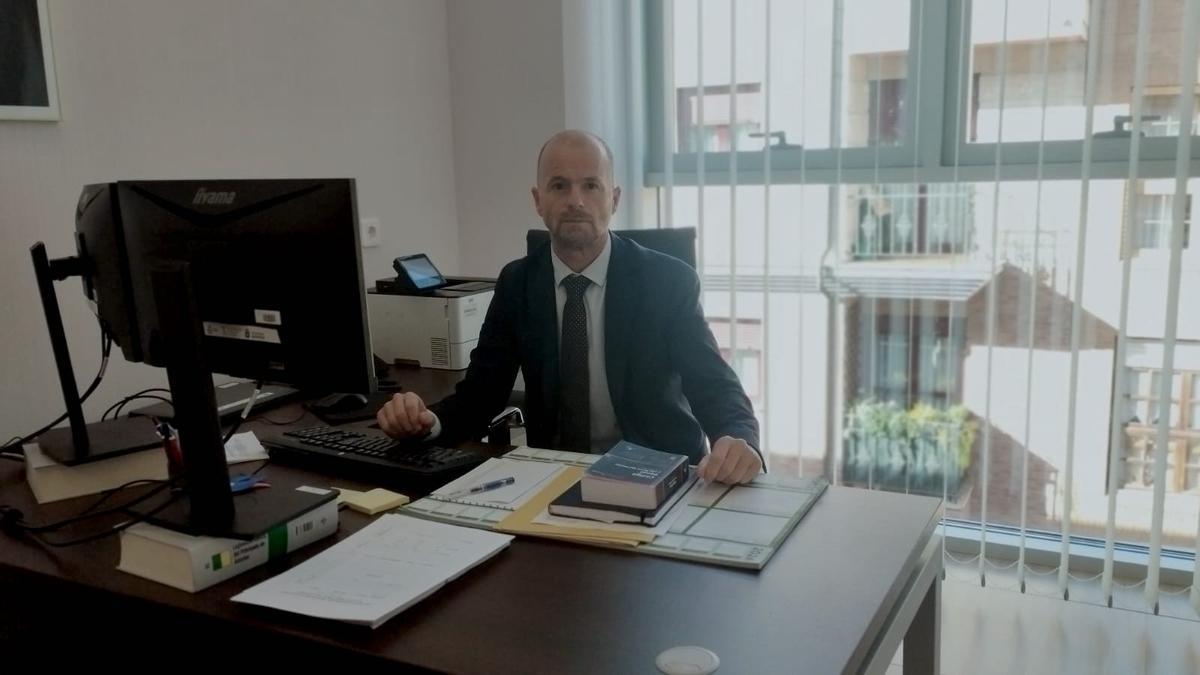 Fernando Laserna, en su despacho de Langreo.