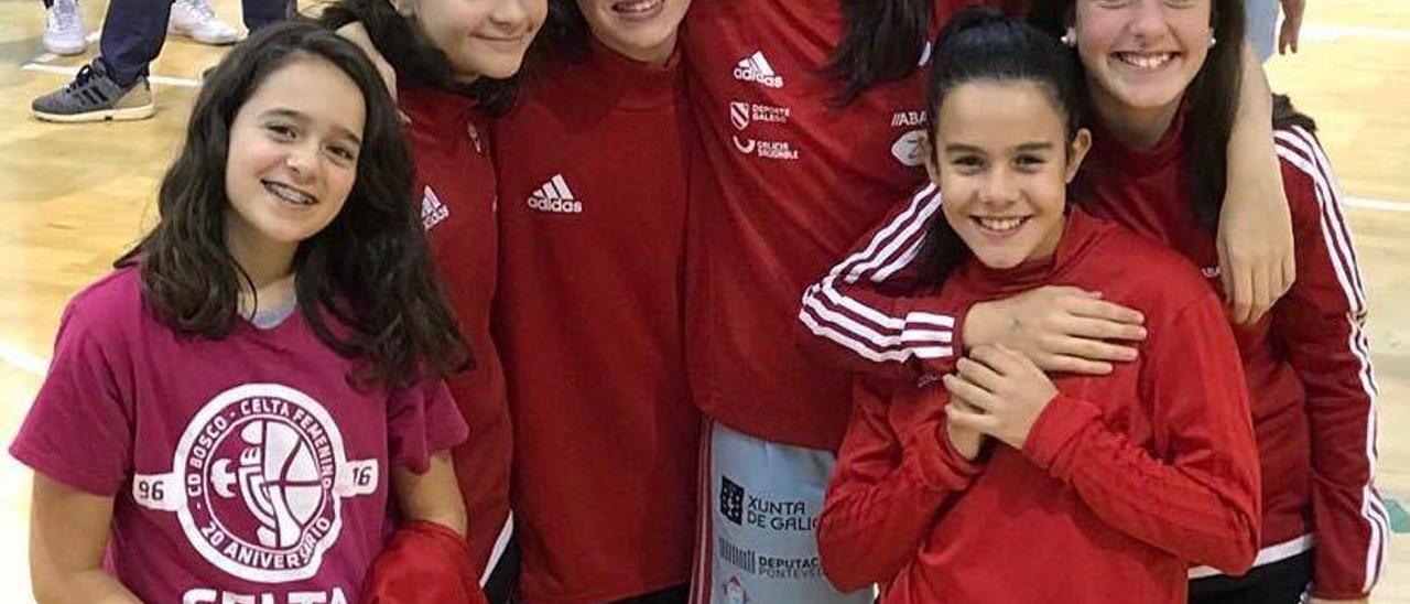 Lucía Fernández, con jugadoras del equipo infantil rojo que ella amadrina.