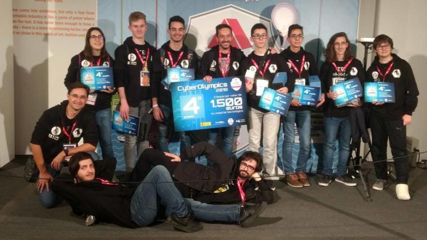 El equipo posando con el premio en Málaga