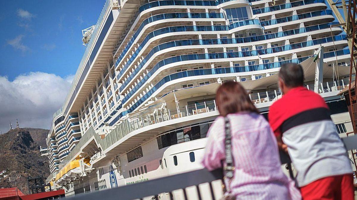 Un barco atracado en un puerto de Canarias.