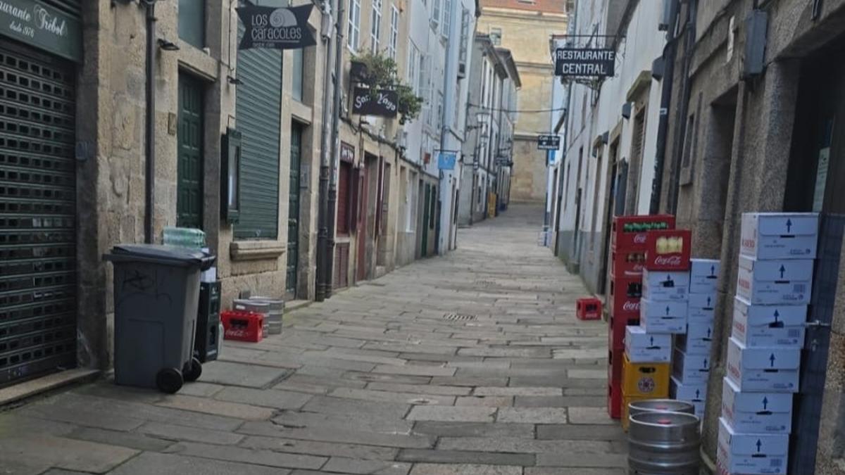 Mercancía sin recoger en la Rúa da Raíña de Santiago, el pasado viernes 11