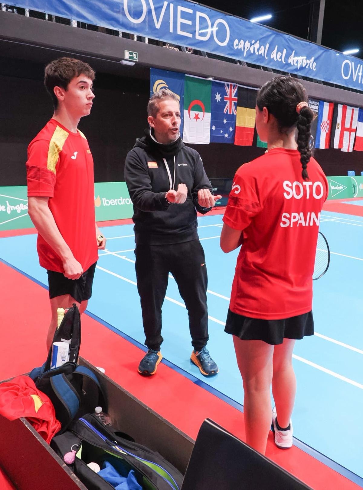 Fran Dacal da instrucciones a Belén Soto durante el dobles mixto.