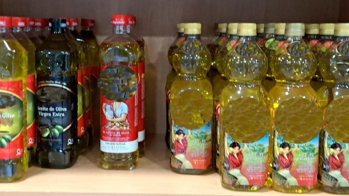 Botellas de aceite incautadas por la Guarida Civil de Oleiros
