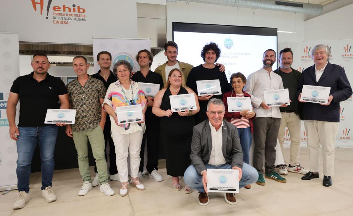 Los nueve premiados posan con la placa conmemorativa de sus respectivos galardones. | FOTOS: J.A.RIERA