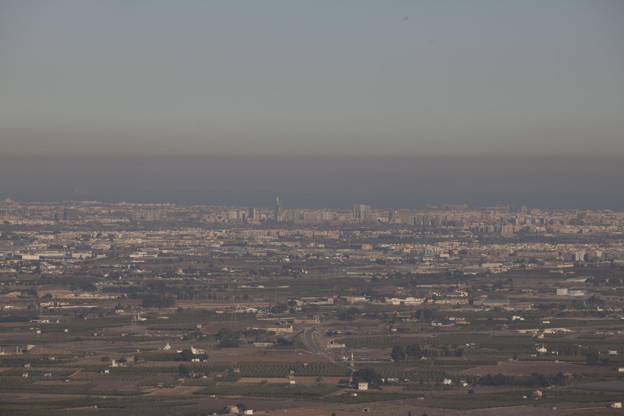 Una "boina" de contaminación cubre València