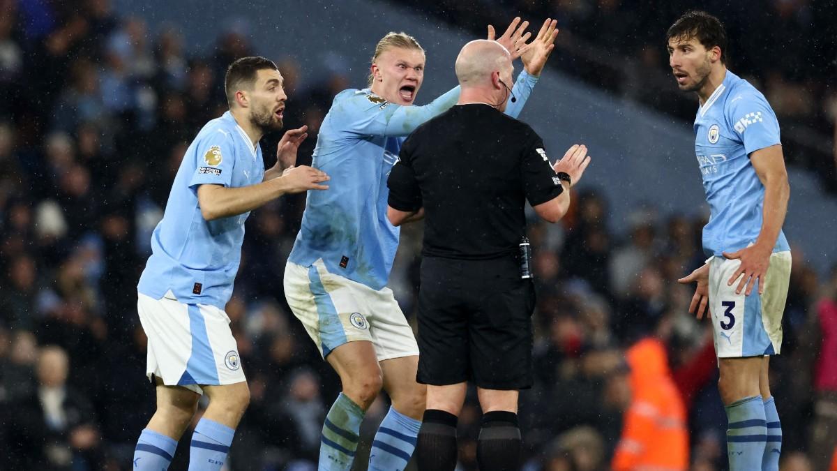 Mateo Kovacic, Erling Haaland y Rúben Dias protestan ante Simon Hooper