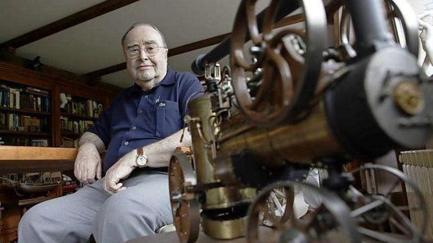 Félix Mazón, junto a una máquina de vapor en miniatura, en su domicilio de Gijón. | ángel gonzález