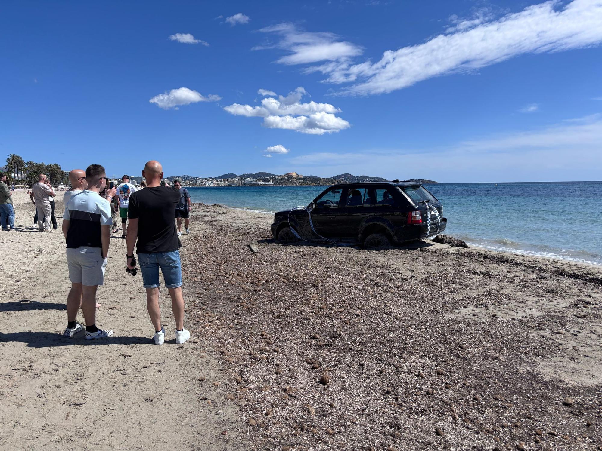 Un todoterreno, atrapado en la arena de una playa de Ibiza