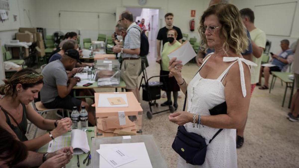 Votaciones en Barcelona, buena participación pese el calor