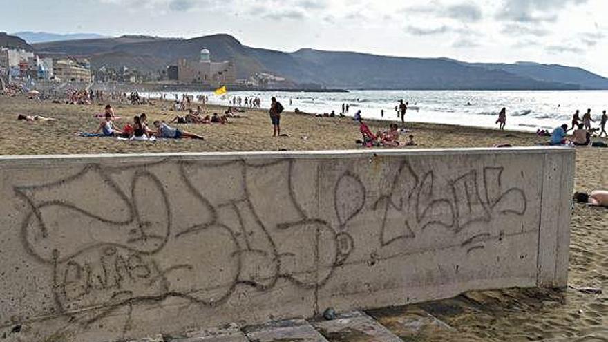 Uno de los grafitis en Las Canteras, después de que los operarios de limpieza intentaran eliminarlo.