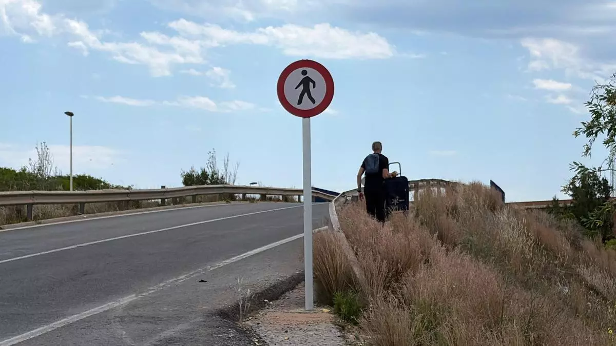 Torrevieja prohíbe el paso de peatones por el puente de La Hoya sobre la N-332