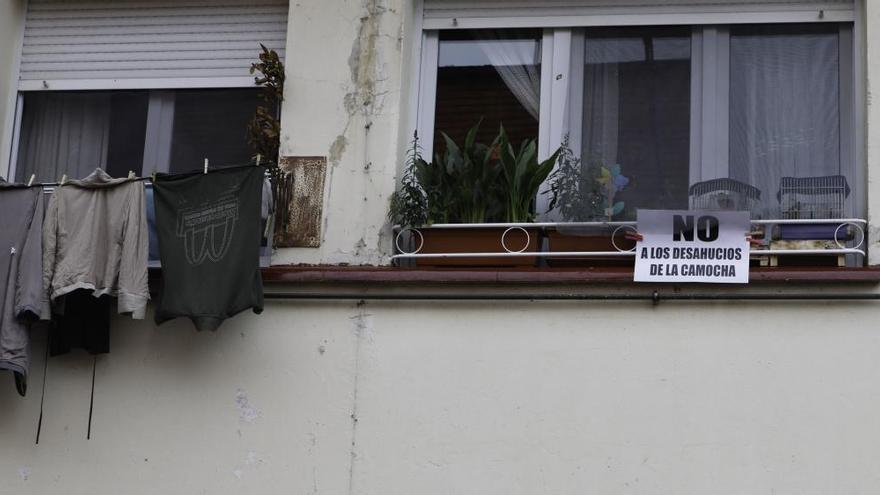 Cartel de protesta en una ventana de La Camocha.