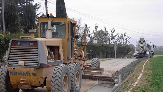 Labores de reparación desarrolladas en caminos rurales, en una imagen de archivo.