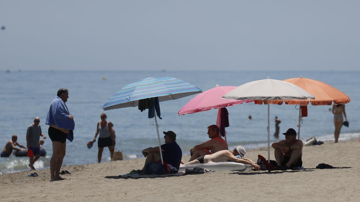 Bañistas en la playa del Bajondillo de Torremolinos, este jueves.