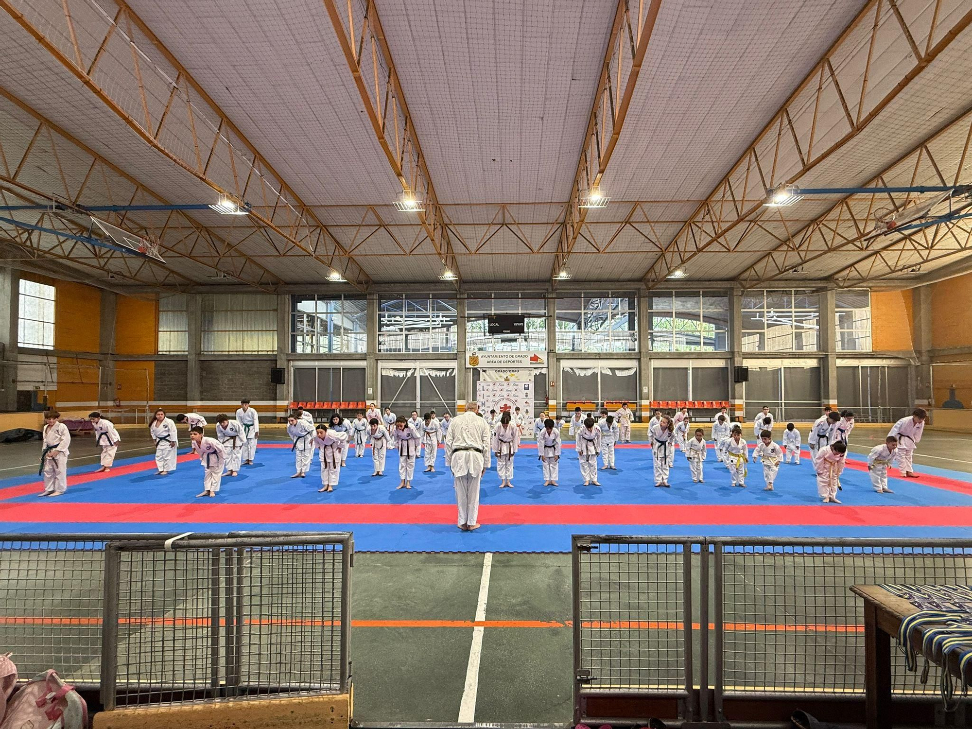 Los karatecas del Gimnasio Lino cierra temporada con una exhibición abierta en Grado