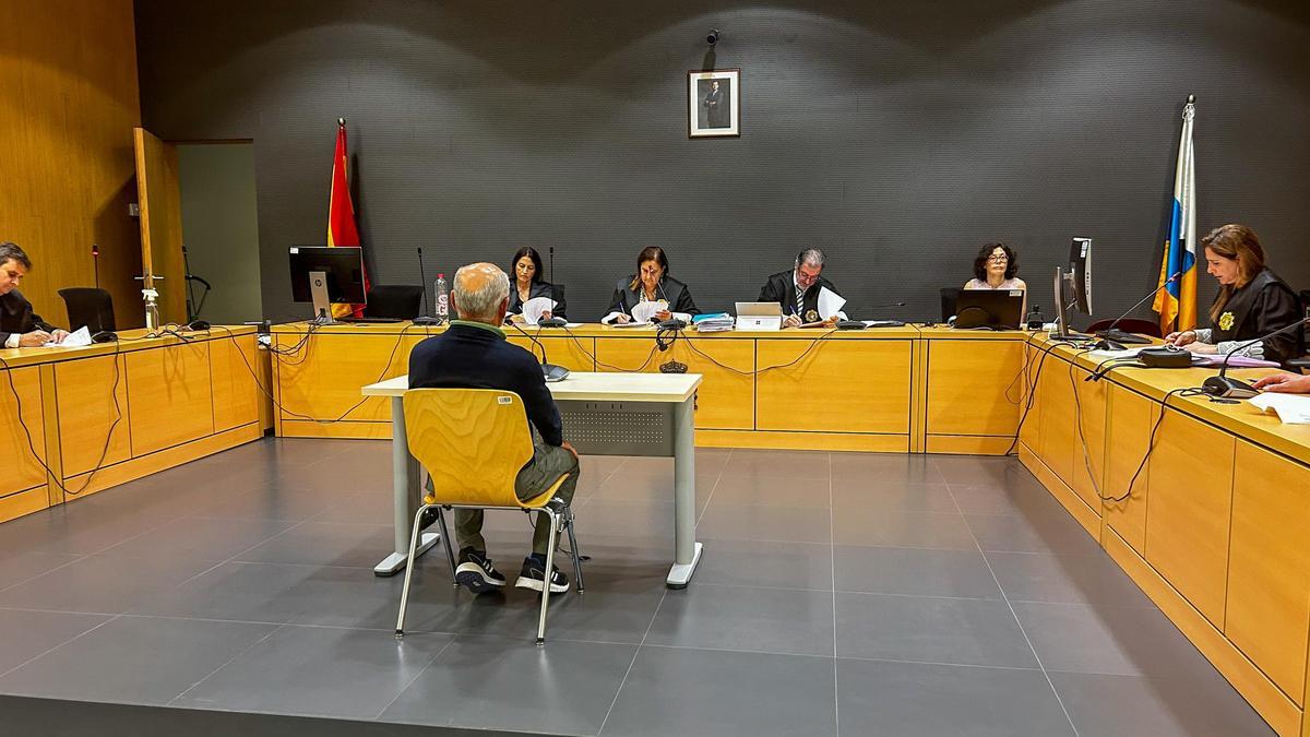 El acusado, de espaldas, en el juicio que tuvo lugar este jueves en la Audiencia de Las Palmas.