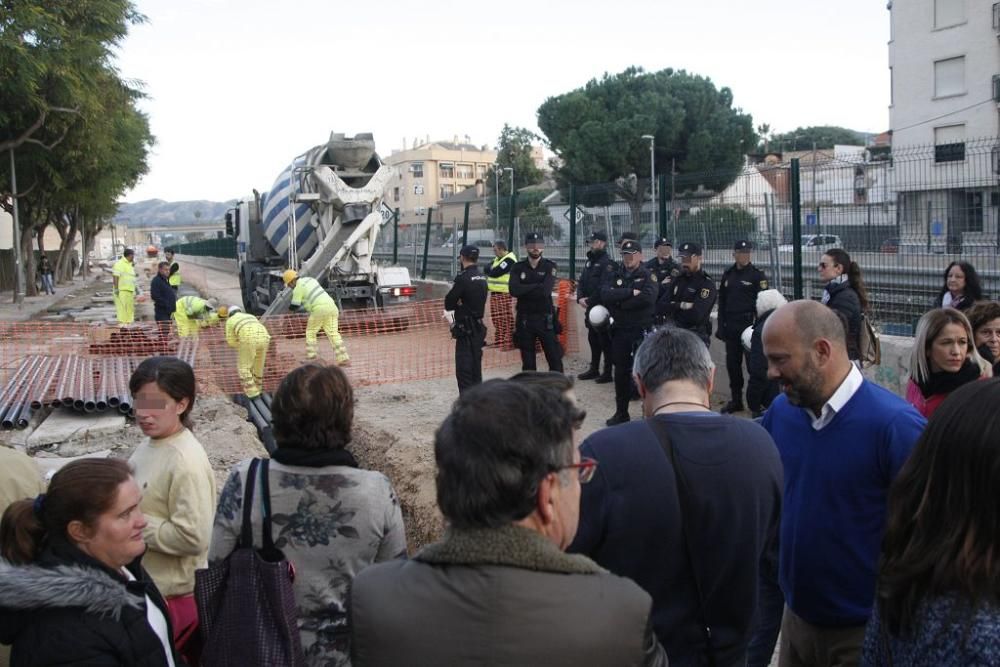 Una nueva zanja en las obras del AVE vuelve a reunir a los vecinos en las vías