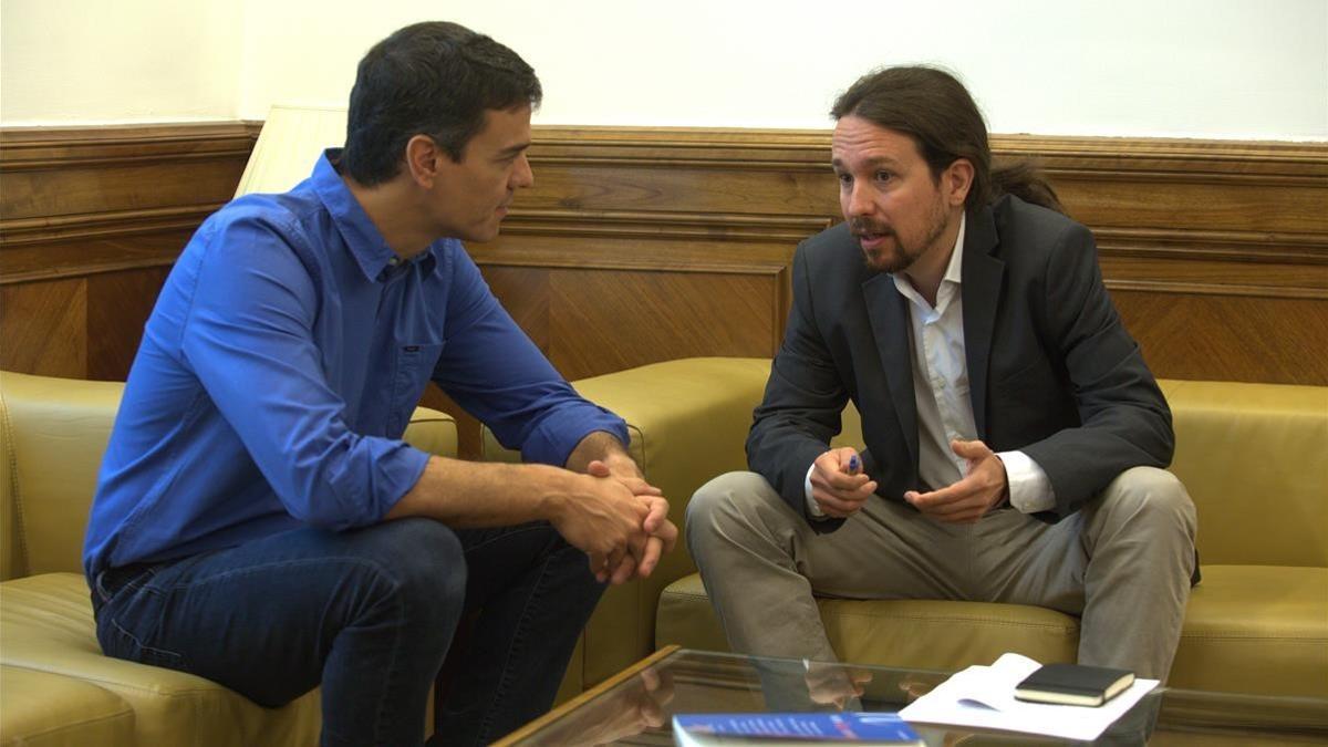Reunión entre Pedro Sánchez y Pablo Iglesias, en junio del 2017, en el Congreso de los Diputados.