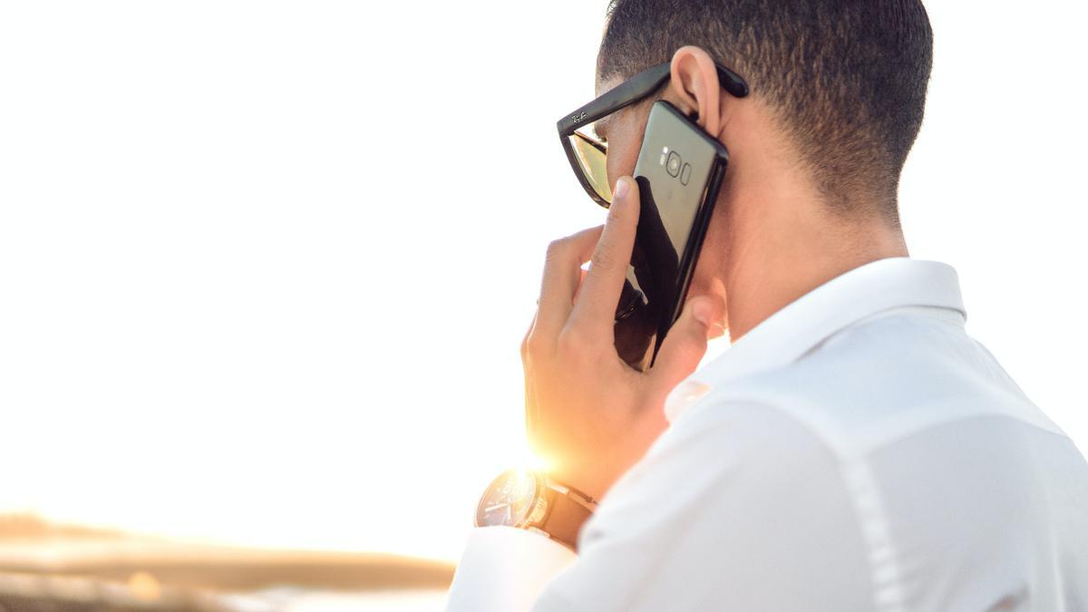 Hombre llamando por teléfono