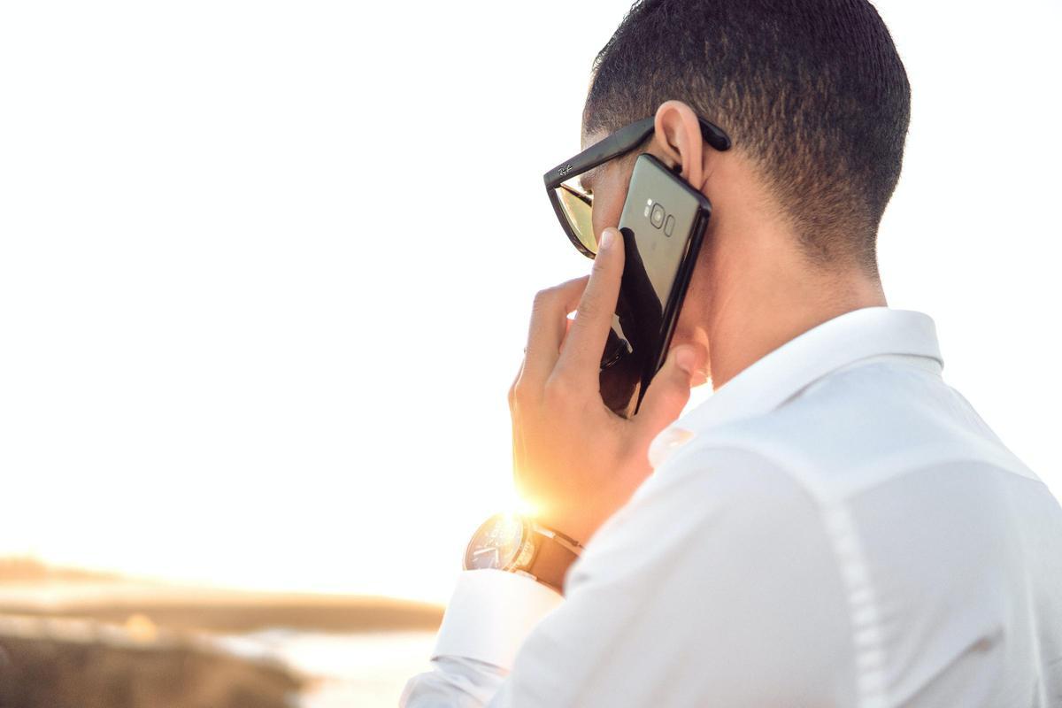 Hombre llamando por teléfono