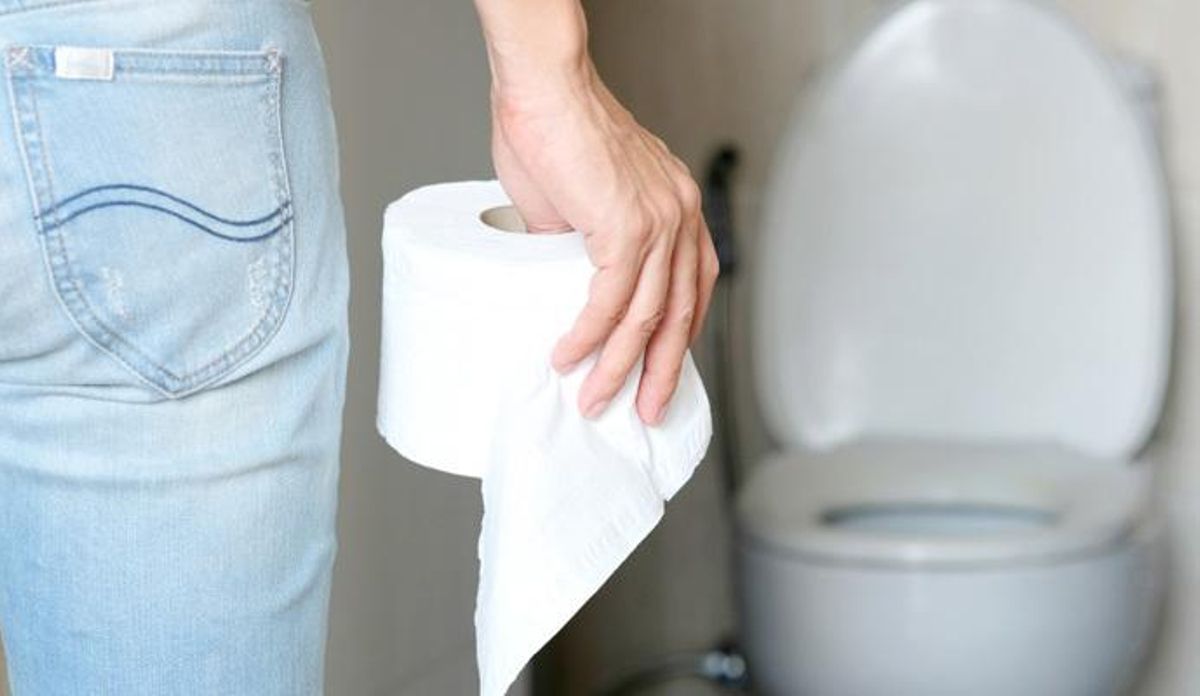 Así debes sentarte en el retrete para evitar problemas de salud