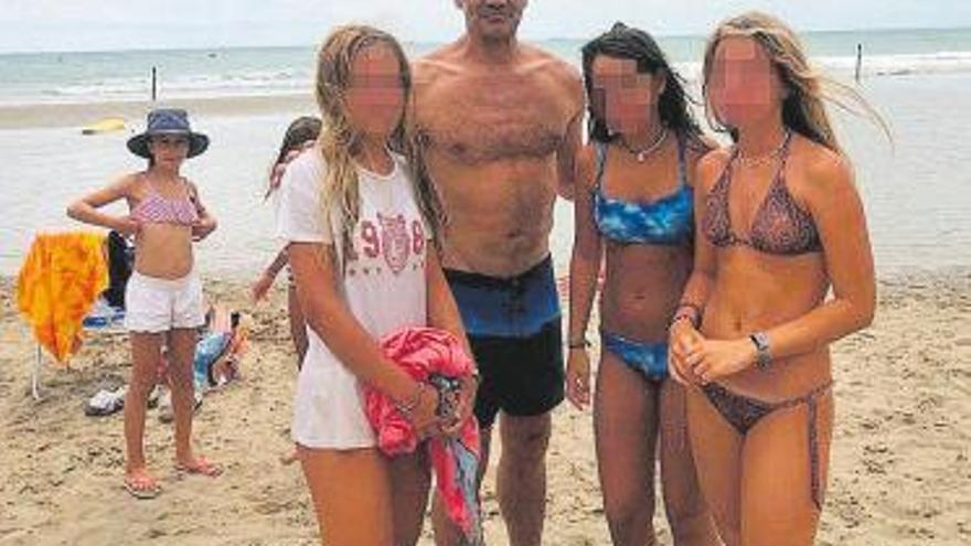 Toni Cantó, con las jóvenes.