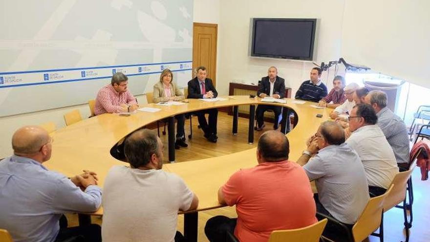 La reunión celebrada ayer entre el sector volantero y la Xunta. // FdV