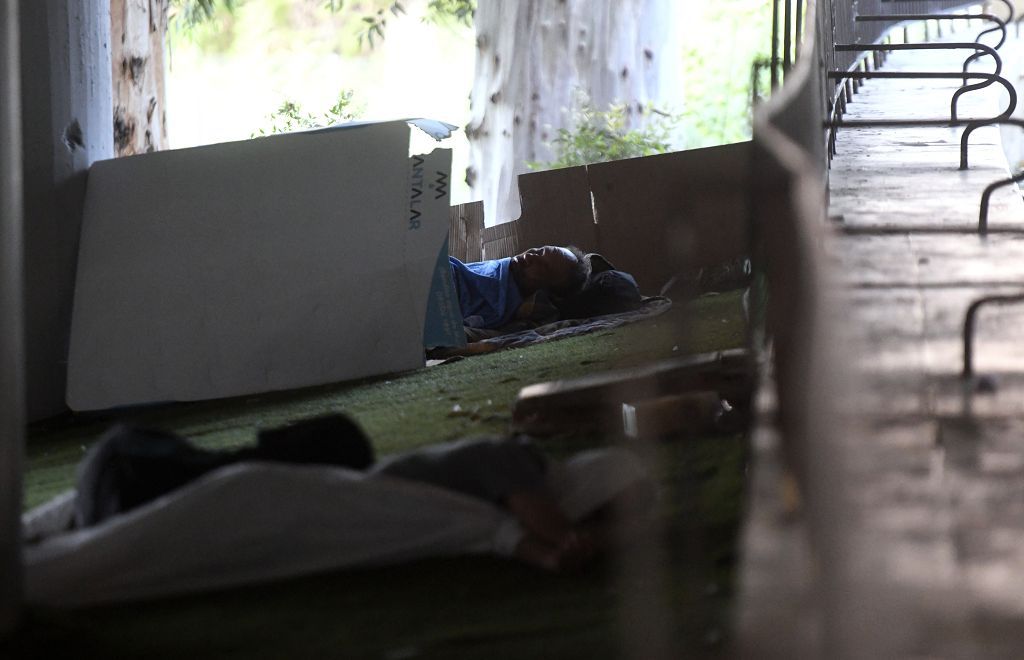 Así es la vida bajo el puente de la autovía de la A-30 en Murcia