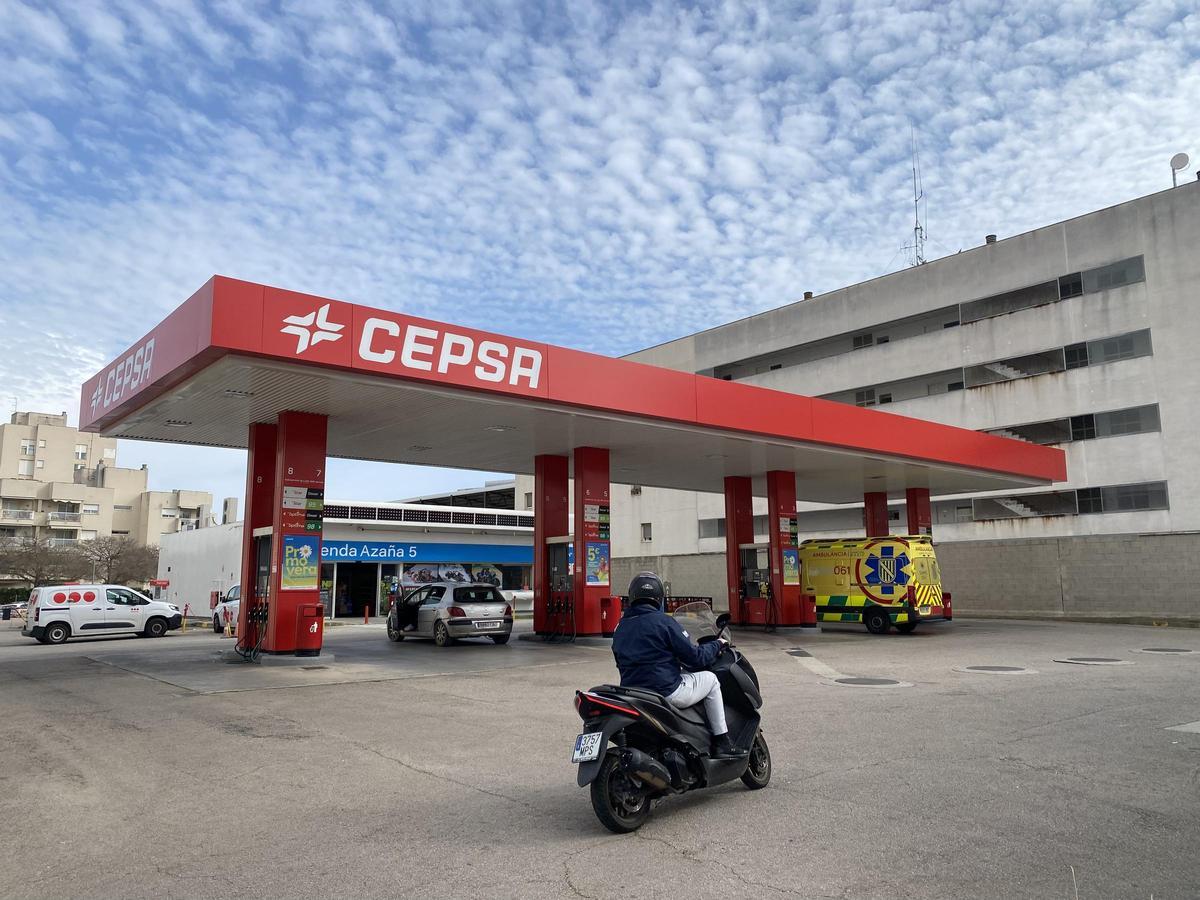 Una motocicleta entra en la estación de servicio de Nou Llevant, junto a la calle Manuel Azaña