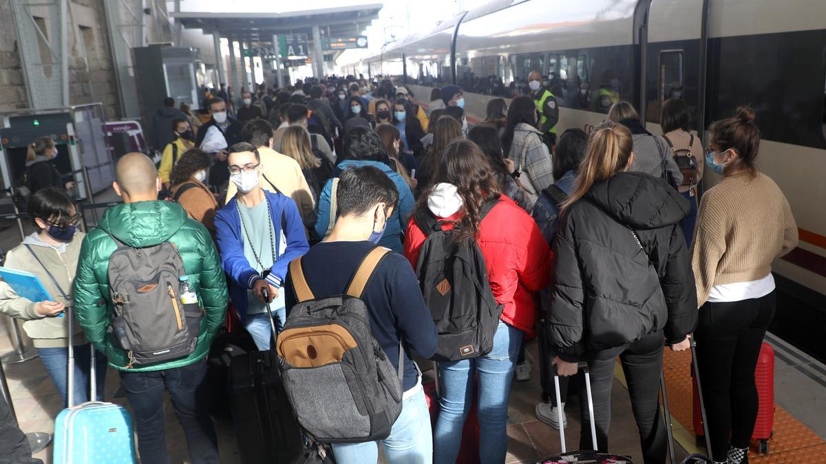 Estudiantes en la estación de tren de Santiago
