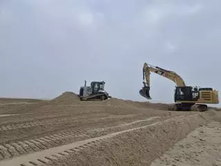 As máquinas traballan xa en Baldaio para retirar o tapón de area da canle e restablecer a conexión da lagoa co mar