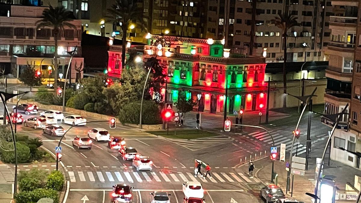 La sede de Aguas de Murcia, iluminada de rojo y verde.