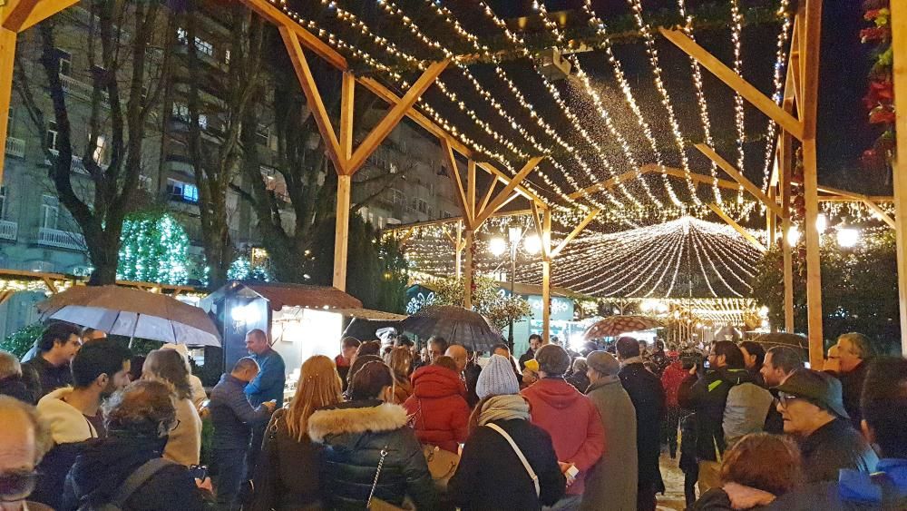 Vigueses, turistas y autoridades, disfrutando de la nieve en la Alameda.