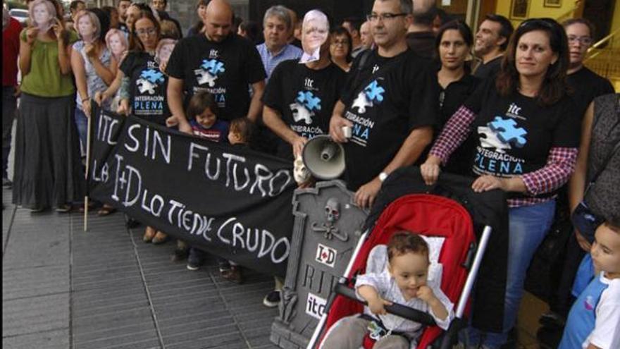 Los trabajadores del ITC se concentraron ante el edificio de Usos Múltiples III de la capital grancanaria. | andrés cruz