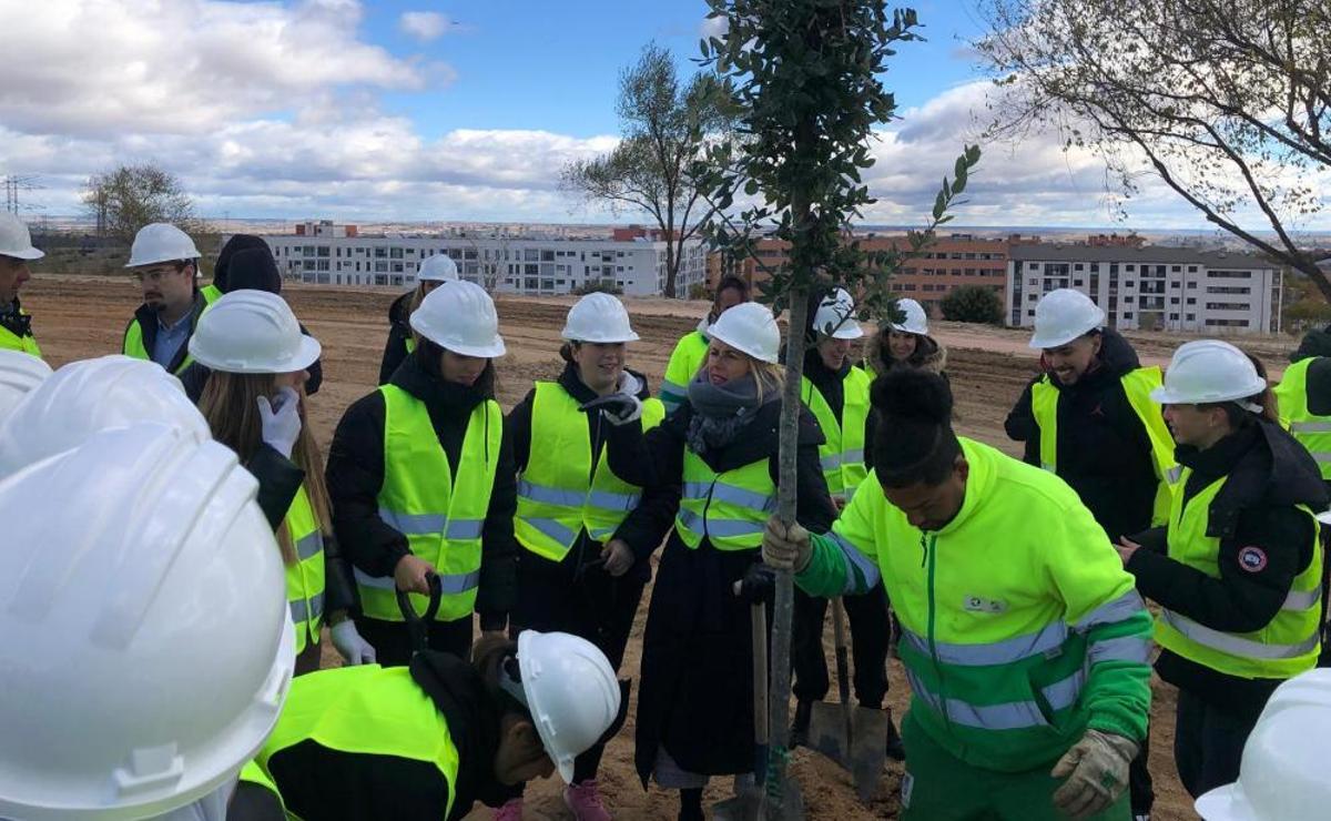 La alcaldesa, plantando otro árbol junto a los alumnos del IES Gloria Fuertes.