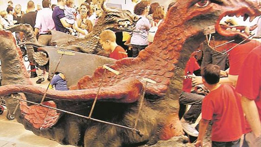 Música y pólvora en la Trobada de Bestiès de Foc en la plaza Mayor