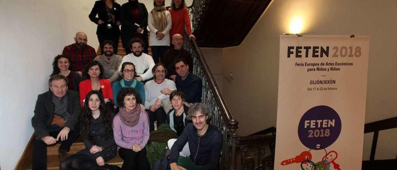 Representantes de las compañías asturianas que participarán en la próxima edición de Feten, ayer, en las escaleras del Centro Antiguo Instituto, en Gijón, junto a los responsables de la Feria Europea de Artes Escénicas.