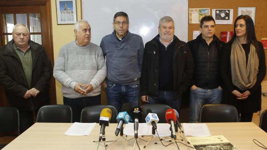 Representantes vecinales de Teis y Chapela, ayer, durante su comparecencia ante los medios. // Alba Villar