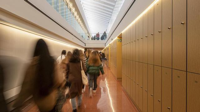 Alumnos en los pasillos del Instituto de Educación Secundaria (IES) Práxedes Mateo Sagasta de Logroño.