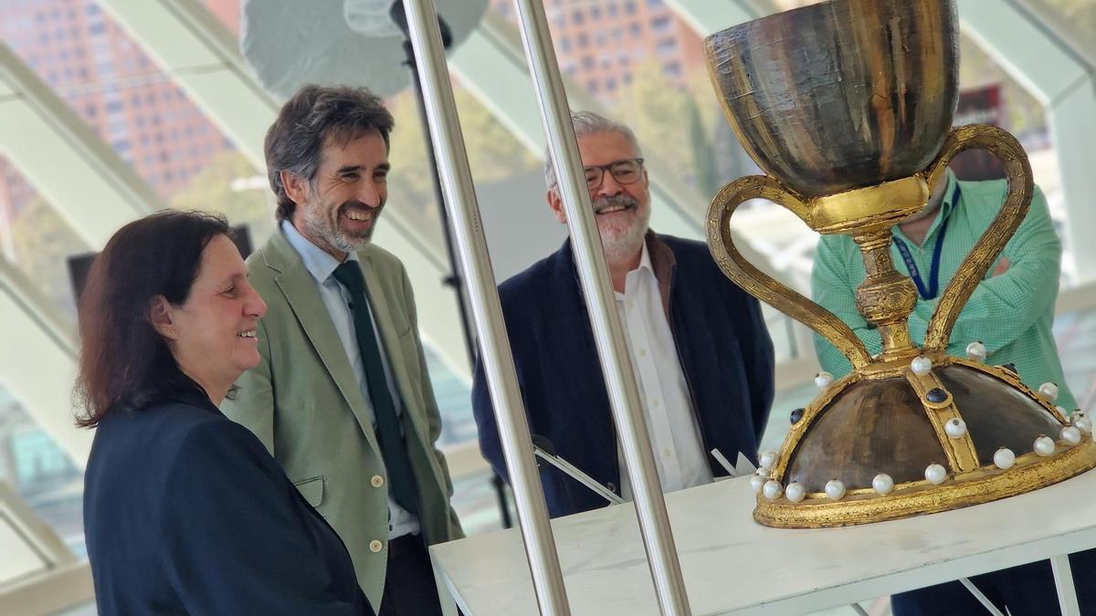 Pilar Tébar, José Luis Moreno y Jorge Culla en la presentación de las piezas cedidas de la escenografía de Parsifal
