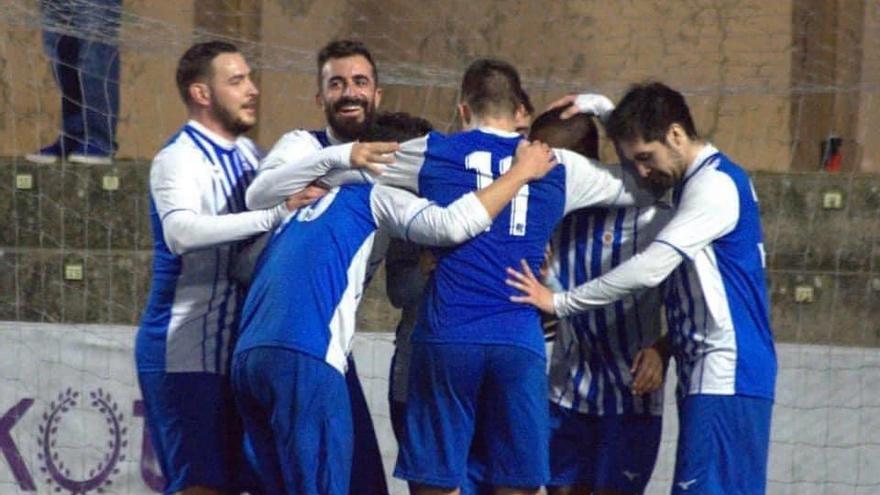 Jugadores del CF Gandia se abrazan tras marcar un gol esta temporada.