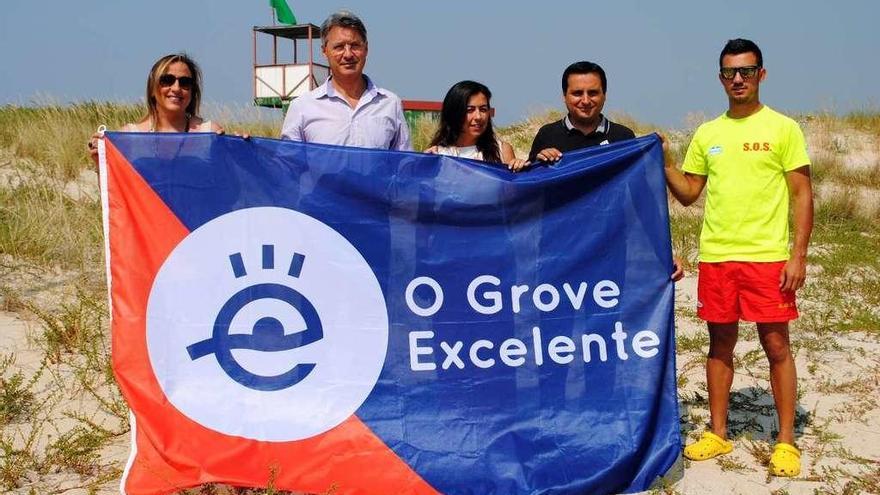 El alcalde Cacabelos apuesta por otro tipo de distintivos de calidad para las playas de O Grove. // Muñiz