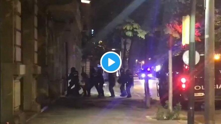 VÍDEO | Agents de la policia agredeixen un veí de Girona